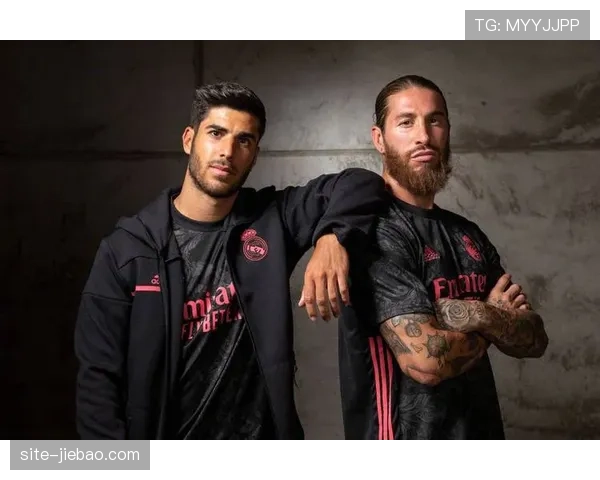 媒体日花絮:球员们拍摄定妆照,展示各队新款城市版球衣 媒体日花絮:球员们拍摄定妆照,展示各队新款城市版球衣